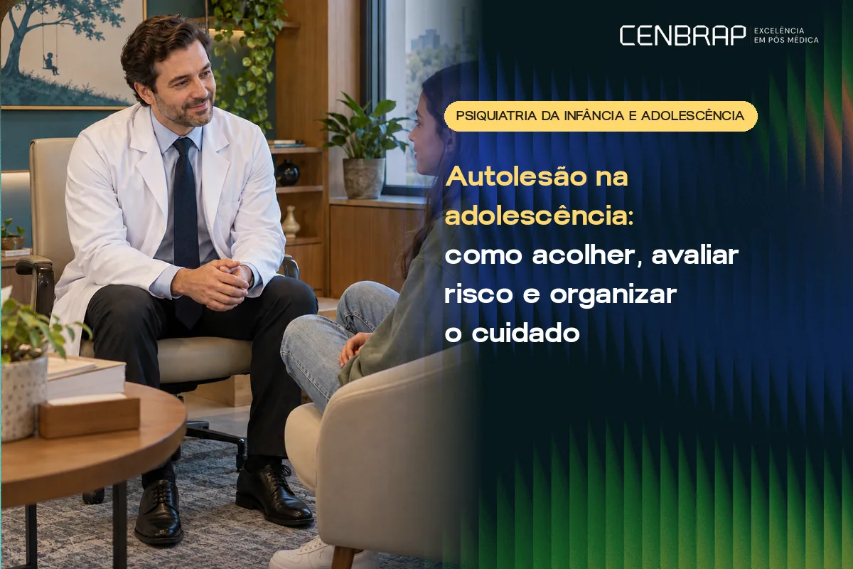 Médico de jaleco e gravata, sentado numa poltrona, conversa com uma adolescente em ambiente acolhedor de consultório.