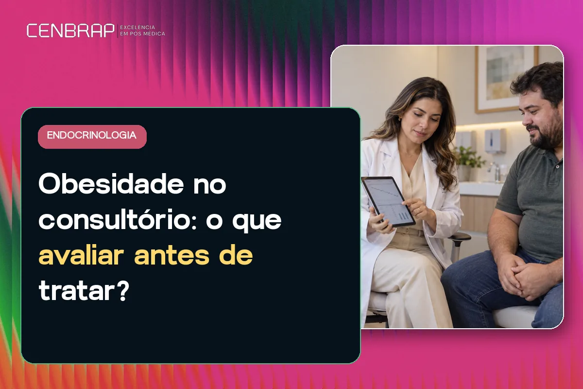 Médica de jaleco mostra um tablet a um paciente com obesidade, sentados lado a lado no consultório.