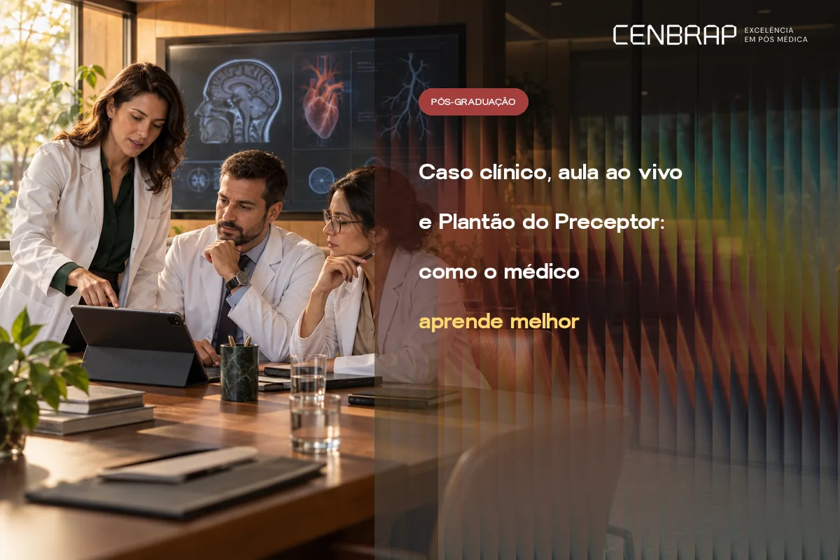 Médica de jaleco aponta para um tablet enquanto dois colegas acompanham a discussão em volta de uma mesa, com imagens de cérebro e coração num monitor ao fundo.