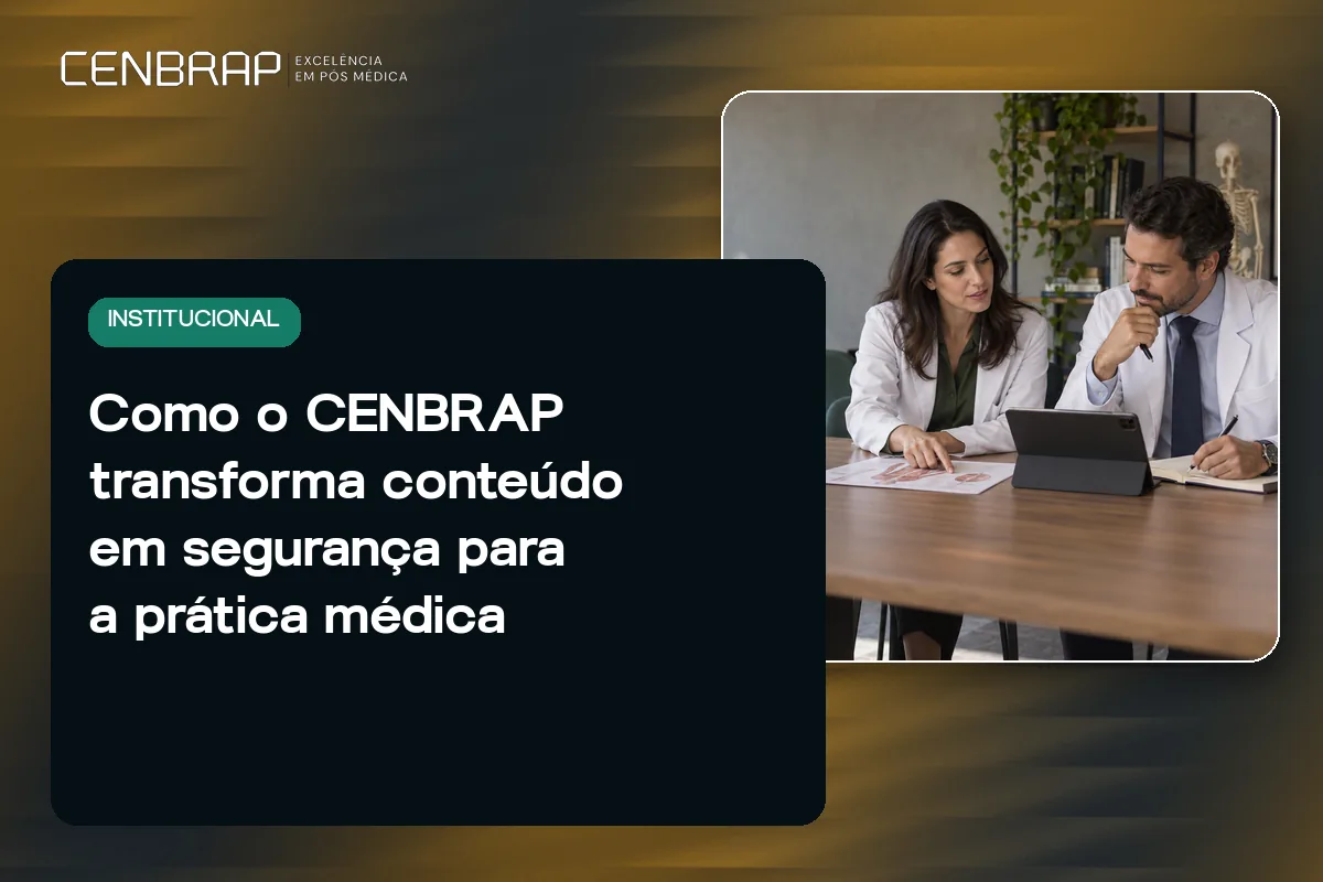 Dois médicos de jaleco à mesa analisam juntos um documento e um tablet, discutindo um caso.