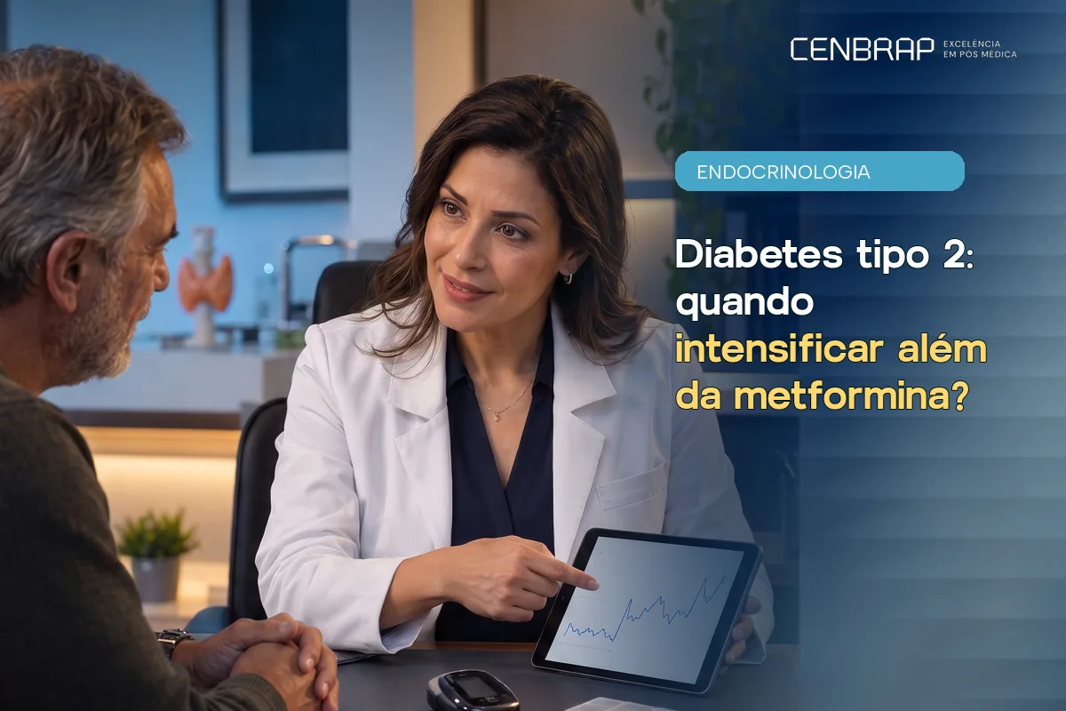 Médica de jaleco mostra a um paciente um gráfico de glicemia num tablet, à mesa do consultório, com um glicosímetro ao lado.
