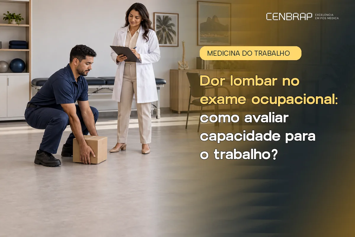 Médica do trabalho de jaleco, com prancheta, observa um trabalhador agachado levantando uma caixa de papelão numa sala de avaliação com maca ao fundo.