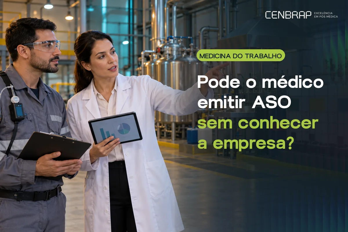Médica do trabalho de jaleco, com tablet na mão, aponta para equipamentos de uma fábrica enquanto um trabalhador de óculos de proteção e prancheta acompanha.