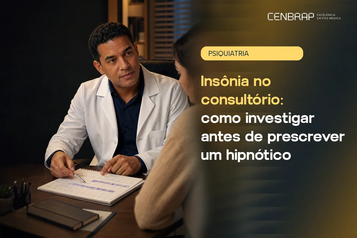 Médico de jaleco, sentado à mesa do consultório com um diário do sono à frente, conversa com uma paciente de costas para a câmera.