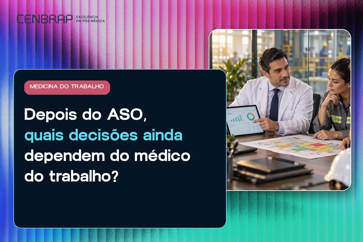 Médico do trabalho de jaleco mostra gráficos num tablet a uma trabalhadora com colete refletivo, numa mesa com planta do setor industrial.