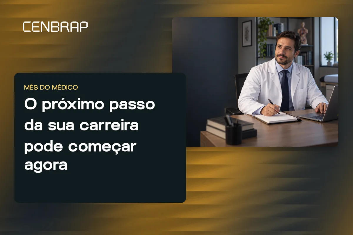 Médico de jaleco sentado à mesa do consultório, fazendo anotações num caderno ao lado do notebook.