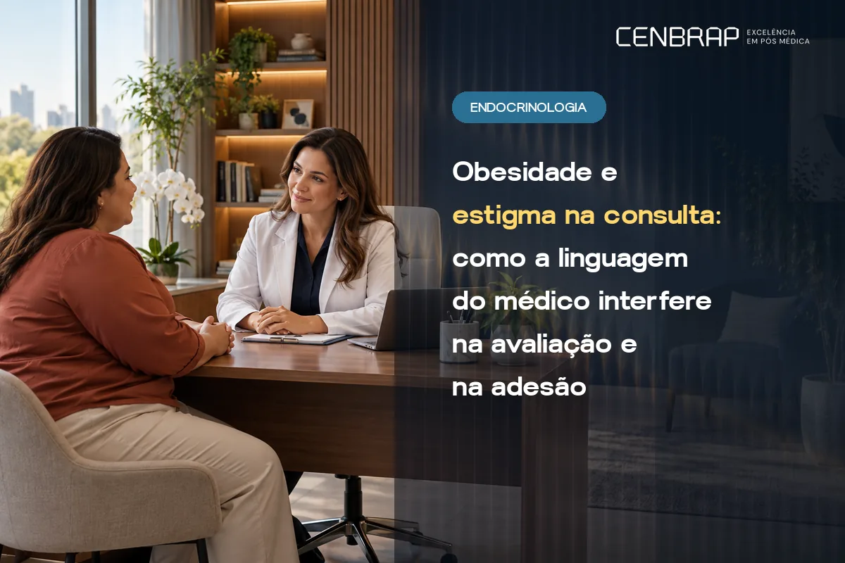Médica sorridente conversa com uma paciente sentada do outro lado da mesa, num consultório iluminado com janela ampla.