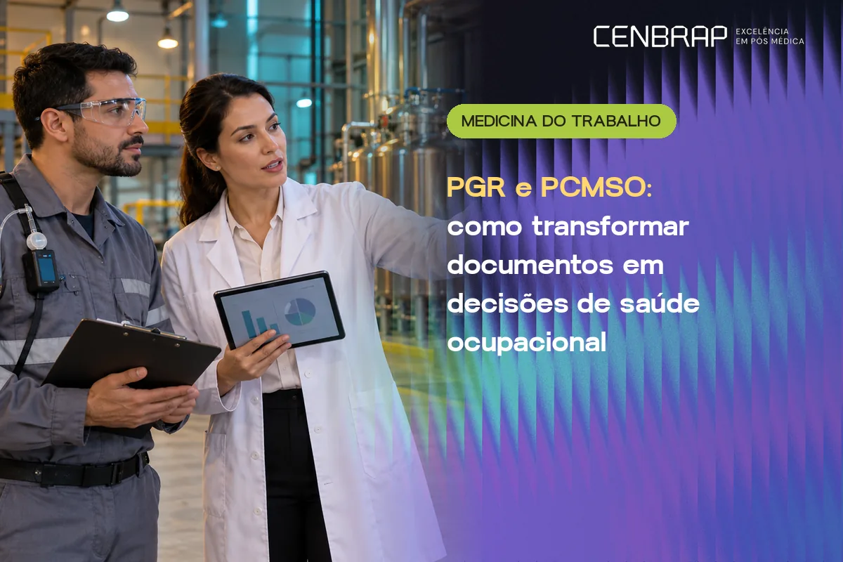 Médica do trabalho com tablet de gráficos conversa com um trabalhador de uniforme e óculos de proteção numa área industrial.