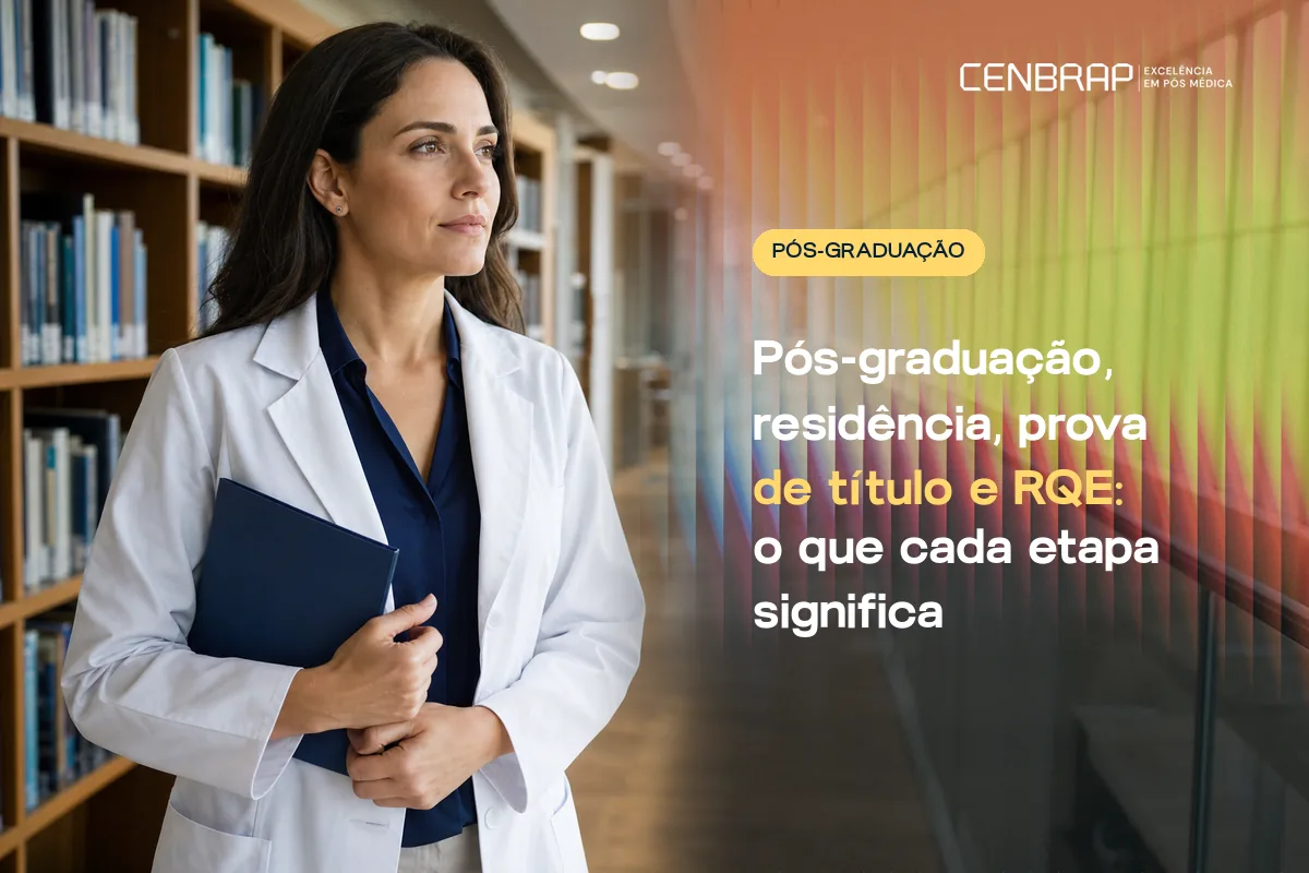 Médica de jaleco segura uma pasta, em pé numa biblioteca, com estantes de livros ao fundo.