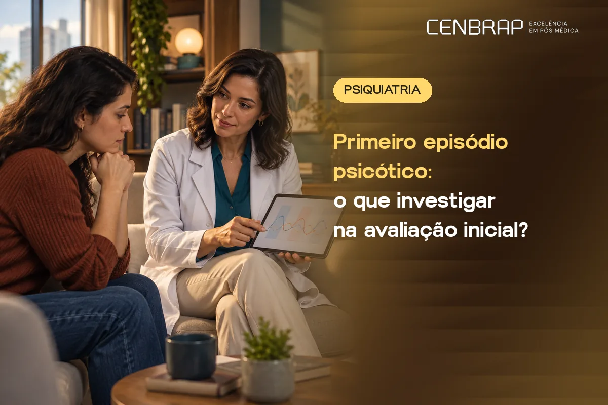 Psiquiatra com tablet na mão conversa com uma paciente jovem sentada no sofá do consultório.