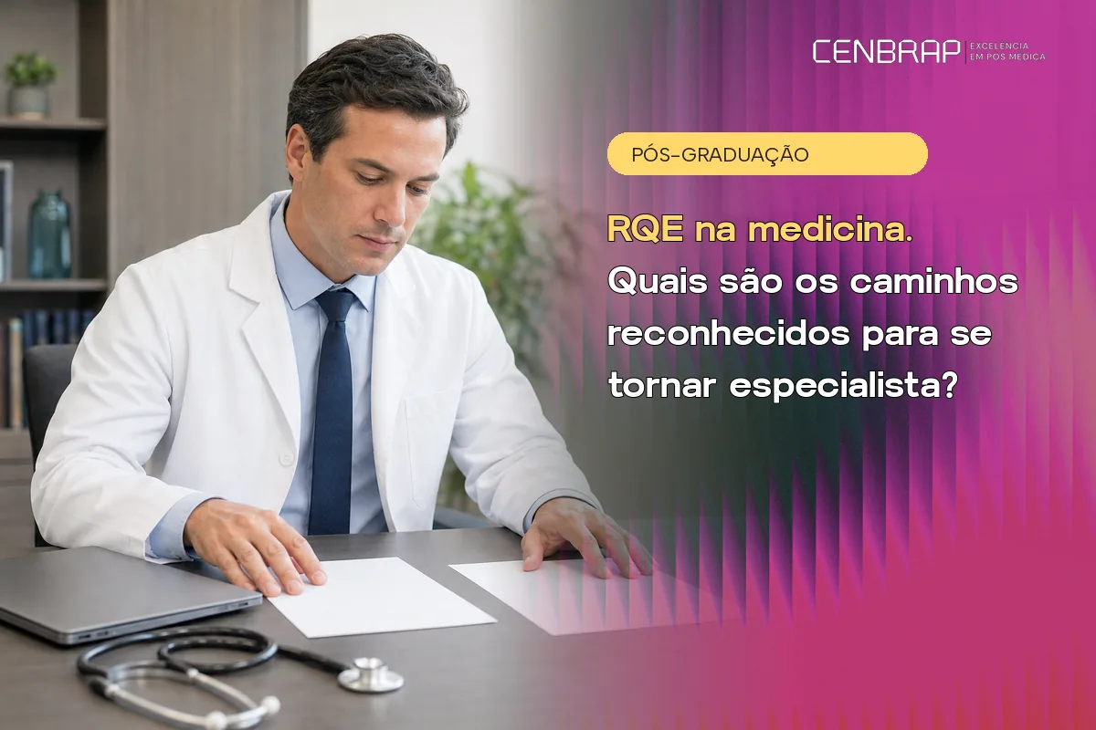 Médico de jaleco e gravata, sentado à mesa, lê documentos com atenção, com notebook e estetoscópio ao lado.