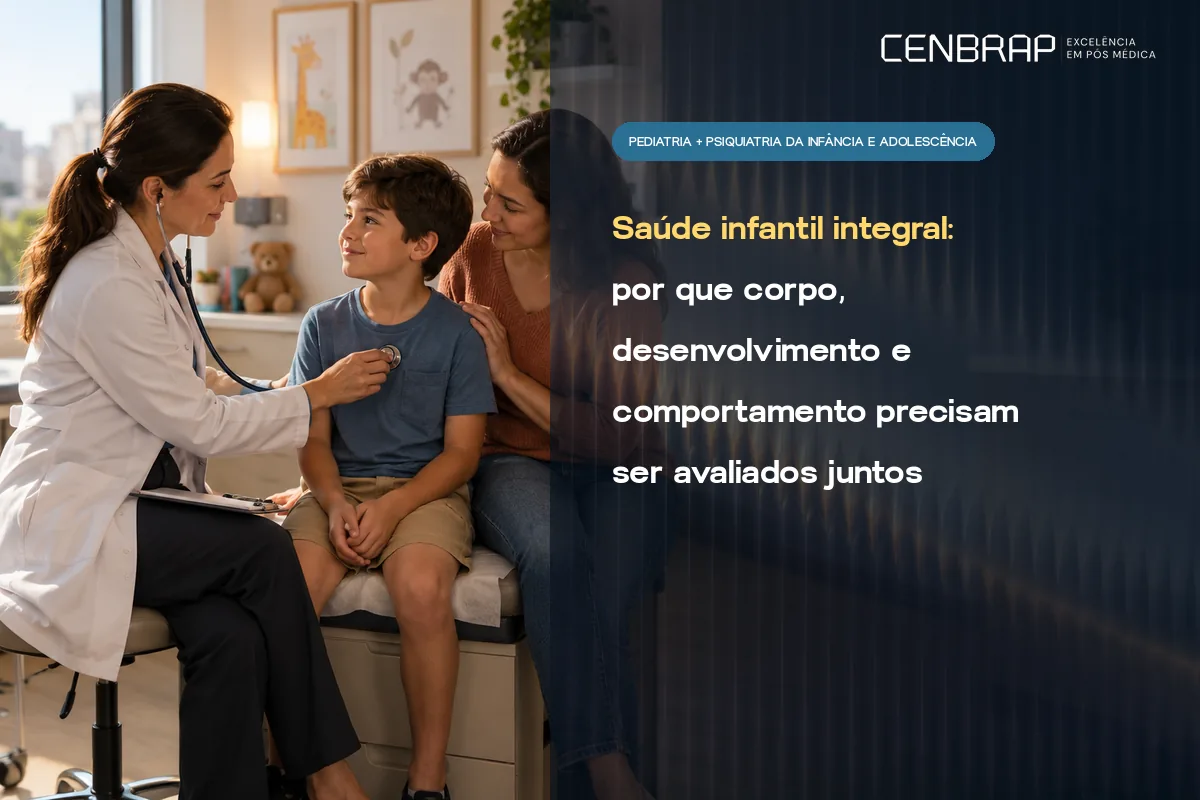 Médica ausculta um menino sentado na maca enquanto a mãe acompanha ao lado, num consultório pediátrico.