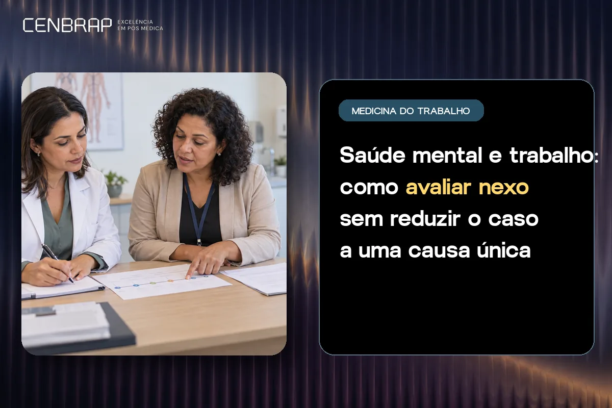Médica do trabalho de jaleco conversa com uma trabalhadora à mesa, com documentos e anotações à frente.