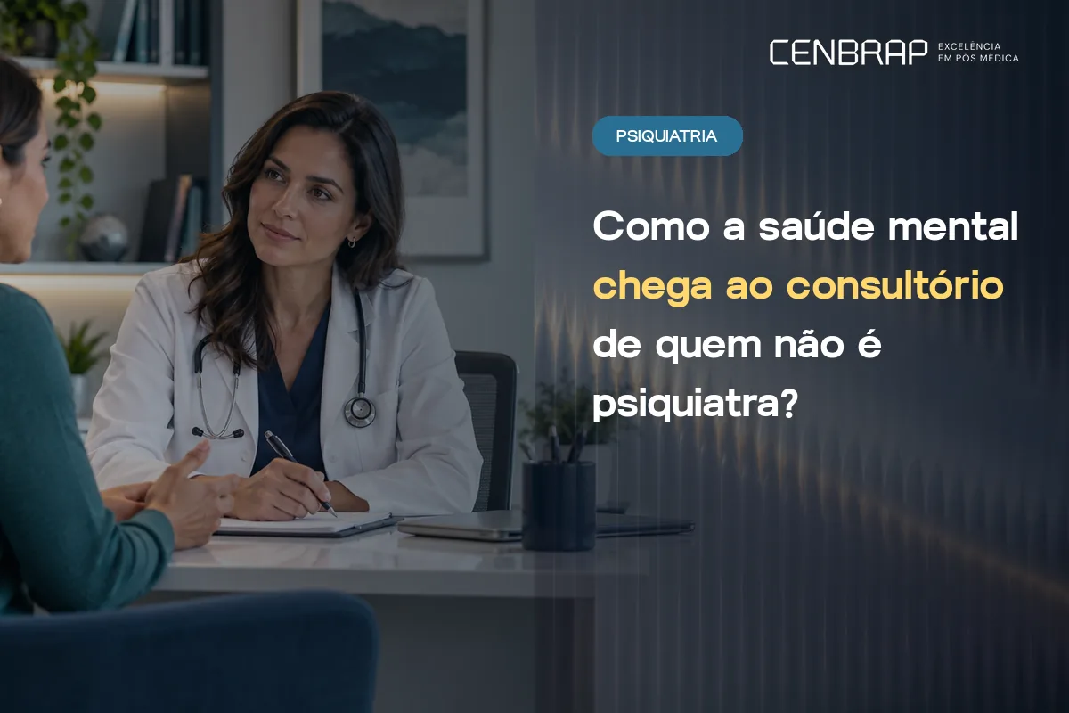 Médica de jaleco escuta atentamente uma paciente sentada à sua frente, anotando numa prancheta durante a consulta.