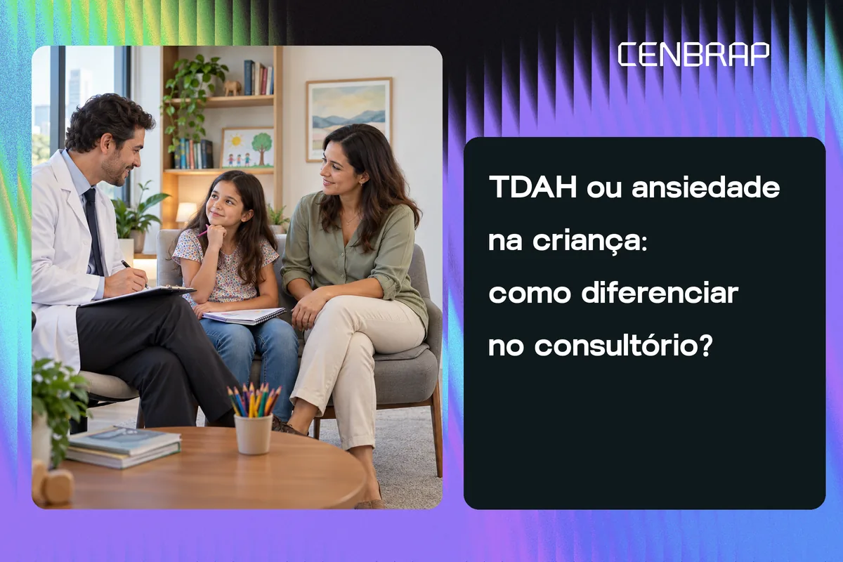 Criança em atendimento no consultório, com a médica observando e anotando durante a avaliação.